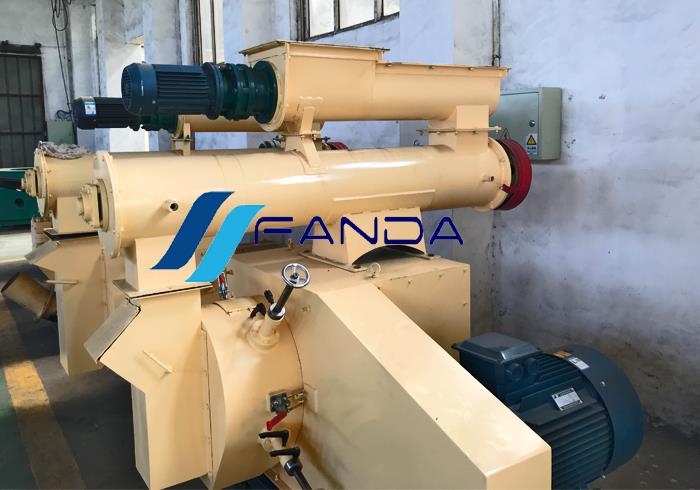 Small feed pellet mill